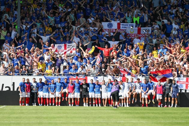 August 1, 2026, Darmstadt, Friendly Match: SV Darmstadt 98 vs. FC Portsmouth; The FC Portsmouth team applauds the fans; FC Portsmouth fans Copyright: HMBxMedia JoaquimxFerreira