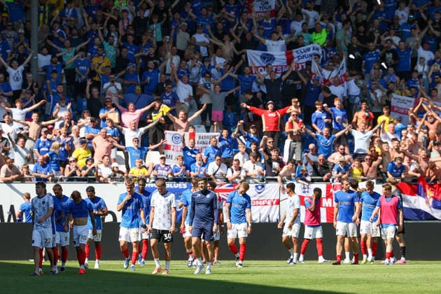 August 1, 2026, Darmstadt, Friendly Match: SV Darmstadt 98 vs. FC Portsmouth; The FC Portsmouth team applauds the fans; FC Portsmouth fans Copyright: HMBxMedia JoaquimxFerreira