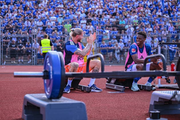 August 1, 2026, Soccer, 2026–2027 season, friendly match, KSV Hessen Kassel vs. FC Schalke 04, goalkeeper Loris Karius of FC Schalke 04 does strength training and is cheered on by FC Schalke 04 fans xRHR PHOTO YYx Copyright: KROEGER RHR-FOTOx RHR-FOTO YY