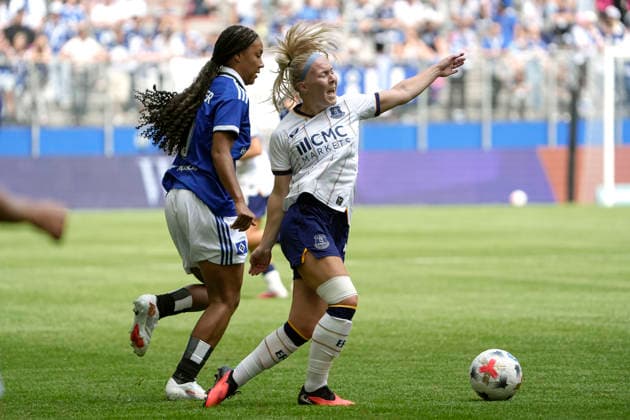 Photo by Jutta Rantala: Everton goes down against Melina KRÜGER (HSV), left. HSV season opener on Sat, Aug. 1, 2026. Women s soccer friendly: Hamburger SV vs. Everton FC