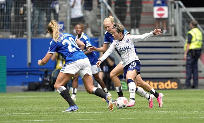 Photo: Yuka Momiki (Everton) vs. Pauline Bartz (HSV); on the left, Nikola KARCZEWSKA (HSV). HSV Season Opener on Sat, Aug. 1, 2026. Women s soccer friendly match: Hamburger SV vs. Everton FC