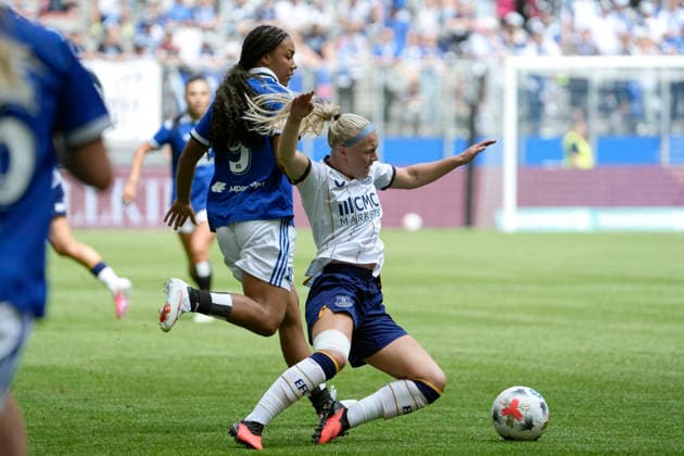 Photo by Jutta Rantala: Everton goes down against Melina KRÜGER (HSV), left. HSV season opener on Sat, Aug. 1, 2026. Women s soccer friendly: Hamburger SV vs. Everton FC