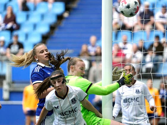 Photo: Jonna WREDE (HSV) vs. Clare Wheeler (Everton) and goalkeeper Courtney Brosnan (HSV) Season opener on Sat, Aug. 1, 2026 Women s soccer friendly match: Hamburger SV vs. Everton FC
