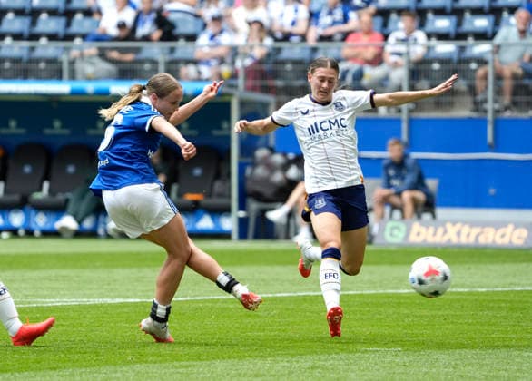 Photo: Jonna WREDE (HSV) taking a shot on goal against Hannah Blundell (right), Everton; HSV season opener on Sat, Aug. 1, 2026; women s soccer friendly between Hamburger SV and Everton FC