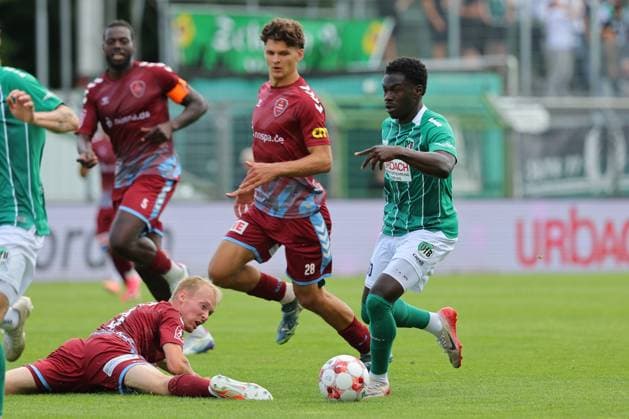 August 26, 2026, GER, Regionalliga Nord, Soccer, Matchday 1, 2026–2027 Season, Dietmar Scholze Stadium an der Lohmuehle, VfB Lübeck vs. SC Weiche Flensburg Emmanuel Appiah (VfB Lübeck 18) in a footrace with Theo Behrmann (SC Weiche Flensburg 08 28) on the ground; Torben Marten (SC Weiche Flensburg 08 03). Photo: nordphoto GmbH, Tauchnitz, Lübeck, Dietmar Scholze Stadium an der Lohmuehle, SH, Germany Copyright: xnordphotoxGmbHx xTauchnitzx