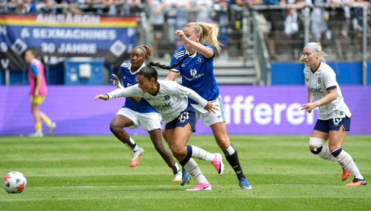 Photo: Maz Pacheco, Everton vs. Nikola KARCZEWSKA (HSV), with Magou DOUCOURE (HSV) in the background. HSV Season Opener on Sat, Aug. 1, 2026. Women s soccer friendly match: Hamburger SV vs. Everton FC