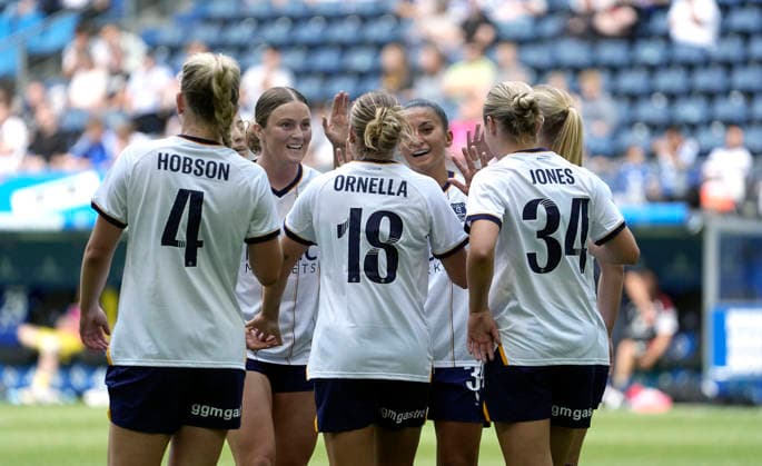Photo: Everton FC women s team celebrating a goal after Ornella VIGNOLA s 0-1 strike. HSV season opener on Sat, Aug. 1, 2026. Women s soccer friendly between Hamburger SV and Everton FC.