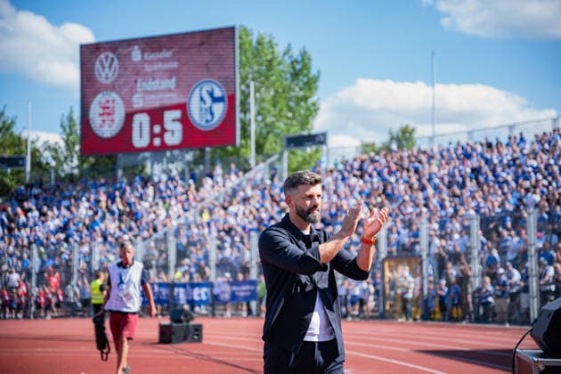 August 1, 2026, Soccer, 2026–2027 Season, Friendly Match, KSV Hessen Kassel vs. FC Schalke 04, Coach Miron Muslic. FC Schalke 04 thanks the fans for their support. xRHR PHOTO YYx Copyright: KROEGER RHR-FOTOx RHR-FOTO YY