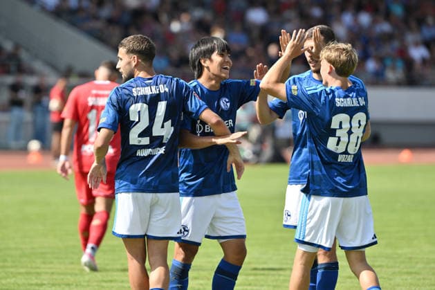 Celebration 0 5, Adil Aouchiche (FC Schalke 04), Goal Scorer Satoshi Tanaka (FC Schalke 04), Ron Schallenberg (FC Schalke 04), Luca Vozar (FC Schalke 04) January 8, 2026, Soccer, 2026–2027 season, Friendly match, KSV Hessen Kassel vs. FC Schalke 04, Auestadion, Kassel, Germany Team2