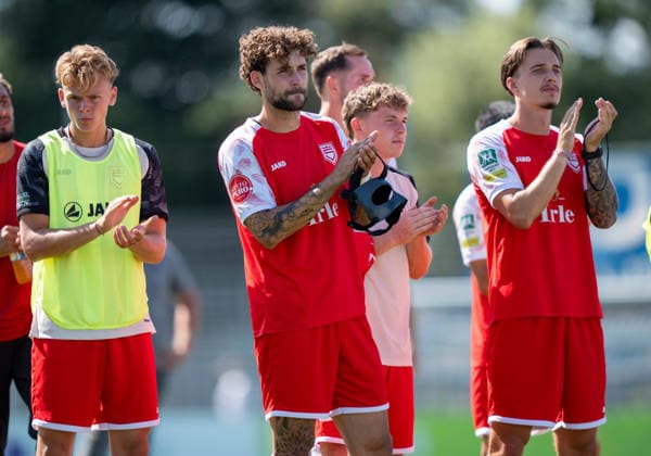 Soccer Regional League, West Division 1, Matchday: SV Westfalia Rhynern vs. Sportfreunde Siegen on August 1, 2026, at the Kümpel Hellmeister Arena in the Westfalia Sportpark in Hamm Rhynern. Tom Gutsch (Siegen), left: Jan Luca Rumpf (Siegen), center: Dustin Willms (Siegen), right xMAx