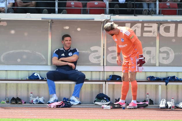 Robin Gosens, FC Schalke 04; goalkeeper Loris Karius, Schalke 04; from left, August 1, 2026; soccer; 2026–2027 season; friendly match; KSV Hessen Kassel vs. FC Schalke 04; Auestadion, Kassel, Germany Team2