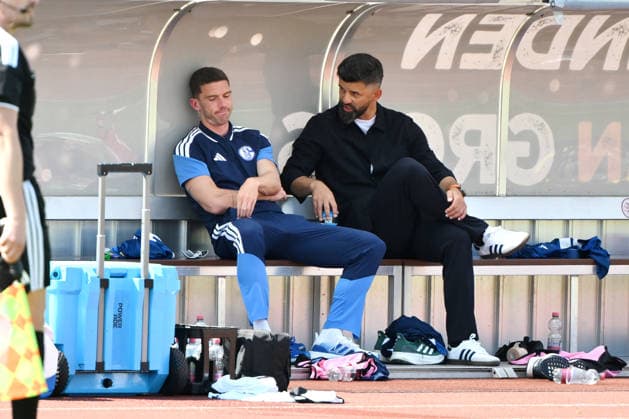 Robin Gosens of FC Schalke 04 (left), with FC Schalke 04 coach Miron Muslic during the second half on August 1, 2026, Soccer, 2026–2027 season, friendly match, KSV Hessen Kassel vs. FC Schalke 04 at Auestadion in Kassel, Germany Team2