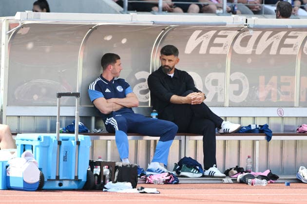 Robin Gosens of FC Schalke 04 (left), with FC Schalke 04 coach Miron Muslic during the second half on August 1, 2026, Soccer, 2026–2027 season, friendly match, KSV Hessen Kassel vs. FC Schalke 04 at Auestadion in Kassel, Germany Team2
