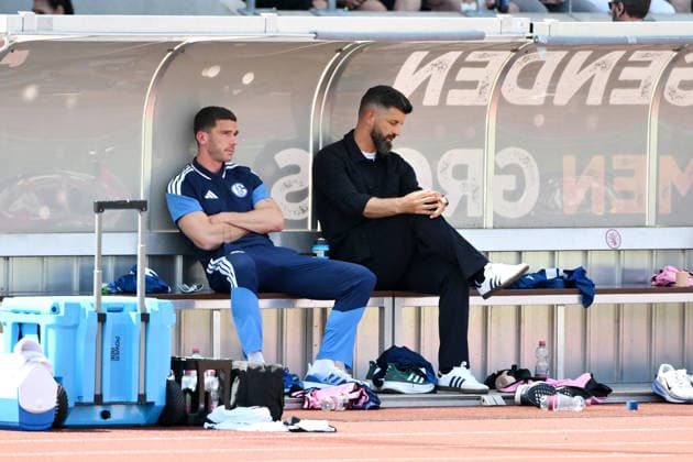 Robin Gosens of FC Schalke 04 (left) and coach Miron Muslic of FC Schalke 04 during the second half on August 1, 2026, Soccer, 2026–2027 season, friendly match, KSV Hessen Kassel vs. FC Schalke 04, Auestadion, Kassel, Germany Team2