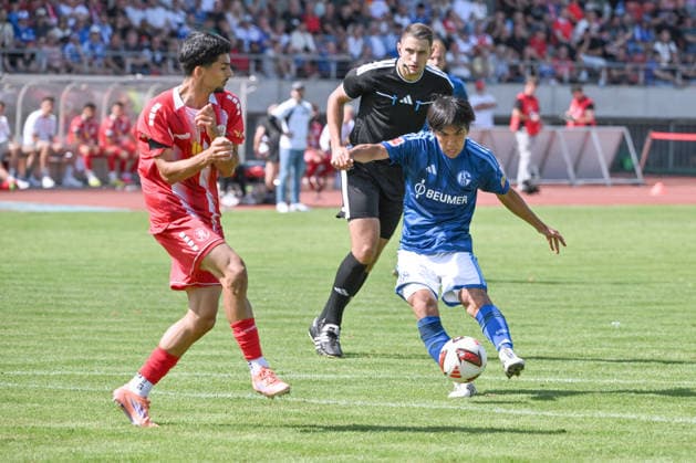 Satoshi Tanaka of FC Schalke 04 (right) scores the goal to make it 0–5 on January 8, 2026; soccer; 2026–2027 season; friendly match; KSV Hessen Kassel vs. FC Schalke 04; Auestadion, Kassel, Germany Team2