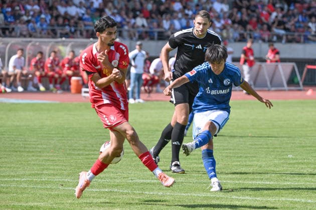 Satoshi Tanaka of FC Schalke 04 (right) scores the goal to make it 0–5 on January 8, 2026; soccer; 2026–2027 season; friendly match; KSV Hessen Kassel vs. FC Schalke 04; Auestadion, Kassel, Germany Team2