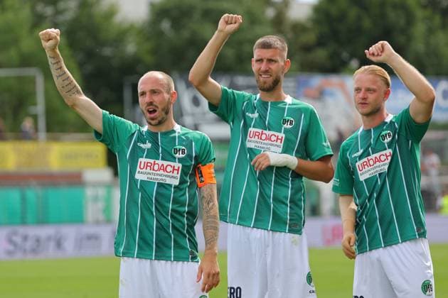 August 26, 2026, GER, Regionalliga Nord, Soccer, Matchday 1, 2026–2027 Season, Dietmar Scholze Stadium at the Lohmuehle, VfB Lübeck vs. SC Weiche Flensburg Final Score 1–1 Thanks to the fans after the game: Marvin Thiel (VfB Lübeck 13), Selim Ajkic (VfB Lübeck 09), Tom Kankowski (VfB Lübeck 08). Photo: nordphoto GmbH, Tauchnitz, Luebeck, Dietmar Scholze Stadium at Lohmuehle, SH, Germany Copyright: xnordphotoxGmbHx xTauchnitzx