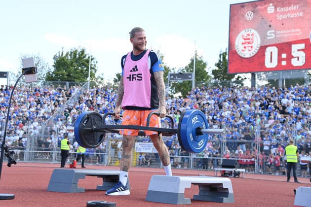 Goalkeeper Loris Karius of Schalke 04 lifting weights after being substituted, August 1, 2026; Soccer; 2026–2027 season; Friendly match; KSV Hessen Kassel vs. FC Schalke 04; Auestadion, Kassel, Germany Team2