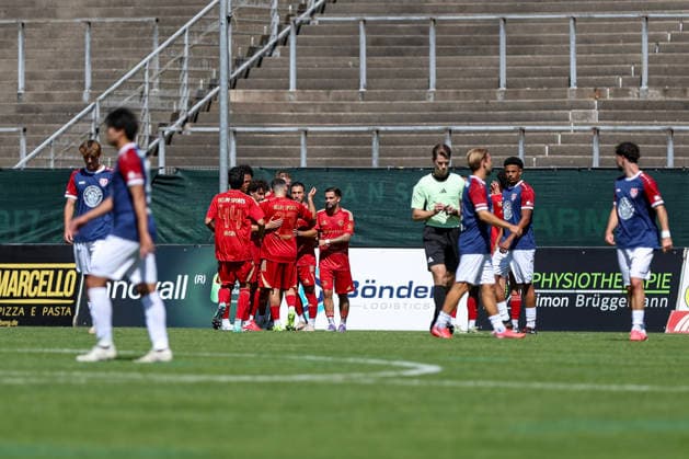 August 1, 2026, GER, Soccer, Men s, Friendly Match, 2026–2027 Season, KFC Uerdingen, Delay Sports, Sky, Vincent Tloczynski, goal celebration; celebrating with his team after scoring the 0–1 goal at Krefeld’s Grotenburg Stadium in North Rhine-Westphalia, Germany Copyright: xAdrianxSchlüterx