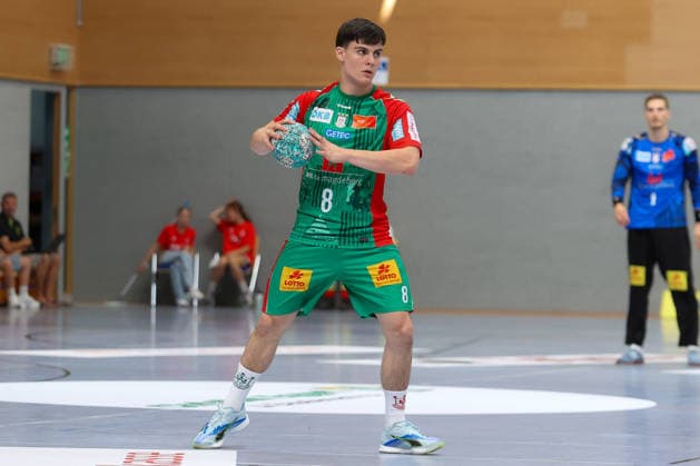 August 1, 2026, xtgx, Handball exhibition match: SC Magdeburg vs. Corotop Gwardia Opole (emspor), from left: Tim Thielicke (Magdeburg), No. 8 on the ball, plays the ball (Ilsenburg)