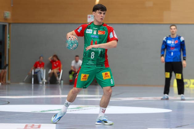 August 1, 2026, xtgx, Handball exhibition match: SC Magdeburg vs. Corotop Gwardia Opole (emspor), from left: Tim Thielicke (Magdeburg), No. 8 on the ball, plays the ball (Ilsenburg)