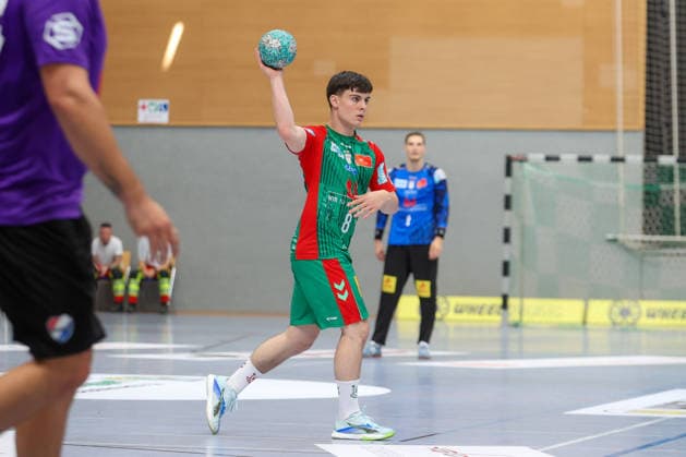 August 1, 2026, xtgx, Handball exhibition match: SC Magdeburg vs. Corotop Gwardia Opole (emspor), from left: Tim Thielicke (Magdeburg), No. 8 on the ball, plays the ball (Ilsenburg)