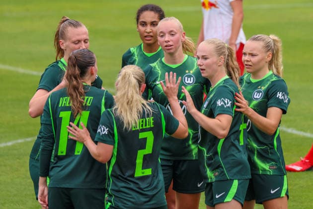 Markranstädt, Germany, August 1, 2026: Friendly match between RB Leipzig Women and VfL Wolfsburg Women. Pictured: Wolfsburg’s Ella Peddemor, standing in the center of the frame to the right of Cora Zicai (also of Wolfsburg), scores the 1–0 goal for Wolfsburg and celebrates with her teammates. Copyright: HMBxMedia MadeleinexFantini