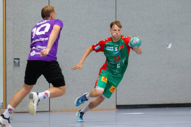 August 1, 2026, xtgx, Handball Friendly Match: SC Magdeburg vs. Corotop Gwardia Opole, emspor, from left: Noah Hensen (Magdeburg), No. 5 with the ball, plays the ball (Ilsenburg)