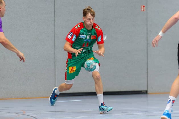August 1, 2026, xtgx, Handball Friendly Match: SC Magdeburg vs. Corotop Gwardia Opole, emspor, from left: Noah Hensen (Magdeburg), No. 5 with the ball, plays the ball (Ilsenburg)