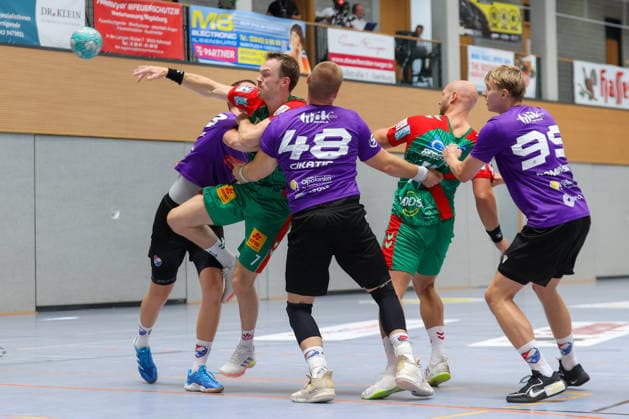 August 1, 2026, xtgx, Handball Friendly Match: SC Magdeburg vs. Corotop Gwardia Opole (emspor), from left: Felix Claar (Magdeburg), 7 on the ball, plays the ball (Ilsenburg)