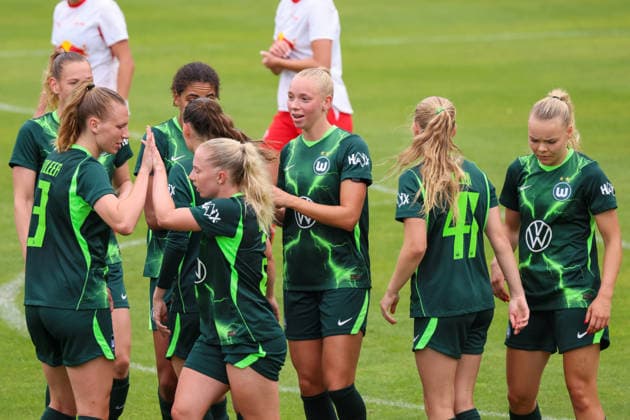 Markranstädt, Germany, August 1, 2026 Friendly Match: RB Leipzig Women vs. VfL Wolfsburg Women Pictured: Wolfsburg s Ella Peddemor, third from the right, scores the 1-0 goal for Wolfsburg and celebrates with her teammates Copyright: HMBxMedia MadeleinexFantini