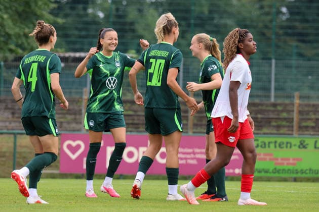 Markranstädt, Germany, August 1, 2026: Friendly match between RB Leipzig Women and VfL Wolfsburg Women. Pictured, from left, is Julia Landenberger of Wolfsburg, the third goal scorer, who scores Wolfsburg’s second goal and celebrates with Sophia Kleinherne of Wolfsburg, Joelle Wedemeyer (Wolfsburg), and Linnea Saelen (Wolfsburg) Copyright: HMBxMedia MadeleinexFantini