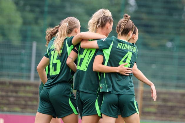 Markranstädt, Germany, August 1, 2026: Friendly match between RB Leipzig Women and VfL Wolfsburg Women. Pictured from left: Julia Landenberger (Wolfsburg), the second goal scorer, scores the 2–0 goal for Wolfsburg and celebrates with Weronika Arasniewicz (Wolfsburg) and Sophia Kleinherne (Wolfsburg). Copyright: HMBxMedia MadeleinexFantini