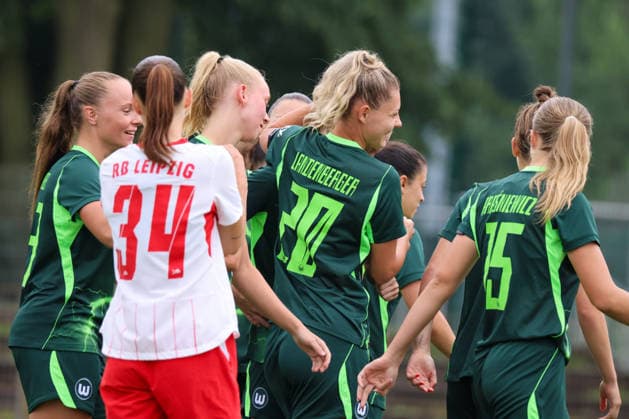 Markranstädt, Germany, August 1, 2026: Friendly match between RB Leipzig Women and VfL Wolfsburg Women. Pictured: Goal scorer Julia Landenberger of Wolfsburg, center, scores the goal to make it 2–0 for Wolfsburg and celebrates with her teammates. Copyright: HMBxMedia MadeleinexFantini