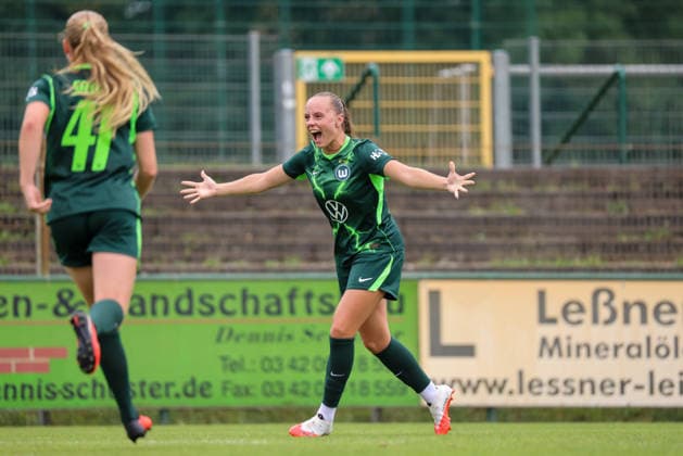 Markranstädt, Germany, August 1, 2026: Friendly match between RB Leipzig Women and VfL Wolfsburg Women. Pictured: Goal scorer Lou Bogaert. Wolfsburg scores the goal to make it 3–0 off a free kick and celebrates. Copyright: HMBxMedia MadeleinexFantini