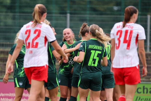 Markranstädt, Germany, August 1, 2026: Friendly match between RB Leipzig Women and VfL Wolfsburg Women. Pictured: Wolfsburg s Lou Bogaert, center, scores the goal that makes it 3–0 for Wolfsburg and celebrates with her teammates. Copyright: HMBxMedia MadeleinexFantini