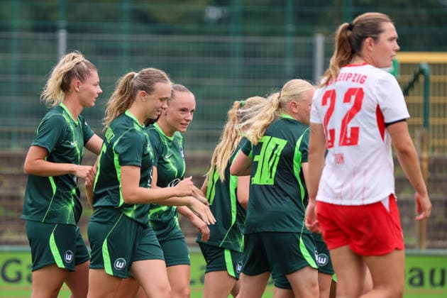 Markranstädt, Germany, August 1, 2026: Friendly match between RB Leipzig Women and VfL Wolfsburg Women. Pictured, from left: Lou Bogaert (Wolfsburg), who scored the third goal, celebrates with Julia Landenberger (Wolfsburg) and Weronika Arasniewicz (Wolfsburg). Copyright: HMBxMedia MadeleinexFantini