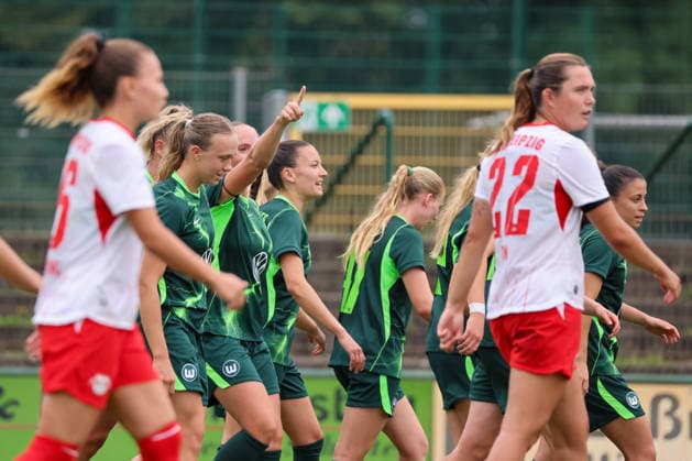 Markranstädt, Germany, August 1, 2026: Friendly match between RB Leipzig Women and VfL Wolfsburg Women. Pictured, from left, is the second goal scorer, Lou Bogaert of Wolfsburg, who scores the goal to make it 3–0 for Wolfsburg and celebrates with her teammates. Copyright: HMBxMedia MadeleinexFantini