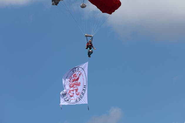Kassel, Germany, August 1, 2026; 2026-2027 Friendly Match: KSV Hessen Kassel vs. FC Schalke 04. Pictured: KSV Hessen Kassel skydivers with a Hessenkassel fan flag in the sky above the Auestadion in Hessen. Copyright: xFotostandx xFabianxWernerx