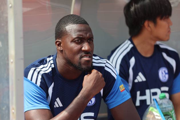 Kassel, Germany, August 1, 2026; 2026-2027 Preseason Match: KSV Hessen Kassel vs. FC Schalke 04; Pictured: Bryan Lasme of S04 looking pensive on the bench at Auestadion Hessen Copyright: xFotostandx xFabianxWernerx