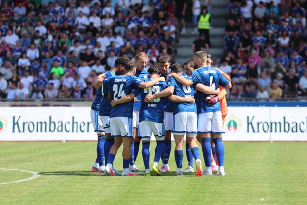 Kassel, Germany, August 1, 2026 Friendly Match 2026–2027: KSV Hessen Kassel vs. FC Schalke 04. Pictured: The Schalke 04 players form a team circle to show solidarity. Auestadion Hessen Copyright: xFotostandx xFabianxWernerx