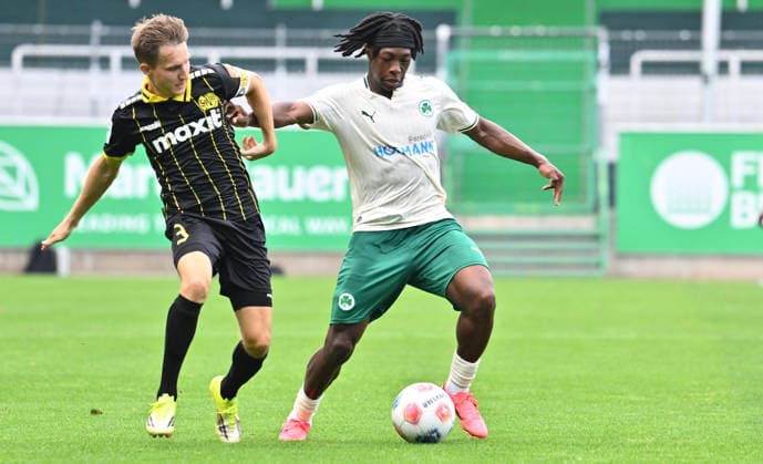 August 1, 2025 Soccer Season 2025–2026 Bavarian Regional League Matchday 02 SpVgg Greuther Fürth II U23 vs. Kleeblatt SpVgg Bayreuth xwoxzix Dennis Lippert 3, SpVgg Bayreuth Kaelen Dougan 33, SpVgg Greuther Fürth II
