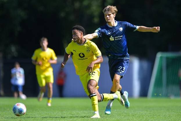 VfL Bochum U21 vs. Borussia Dortmund U23 ** FOR EDITORIAL USE ONLY ** EDITORIAL USE ONLY ** p Soccer Regionalliga West 1 Matchday VfL Bochum U21 vs. Borussia Dortmund U23 on August 1, 2026, at the Mondpalast Arena in Herne Diego Gambia Dzonga, Borussia Dortmund U23, on the left: Jason Schneider, VfL Bochum U21; on the right: Herne, North Rhine-Westphalia, Germany. Copyright ThorstenxTillmann Copyright: ThorstenxTillmann doc86yz5n5qqpyu2e9gclo ,EDITORIAL USE ONLY Copyright: ThorstenxTillmann