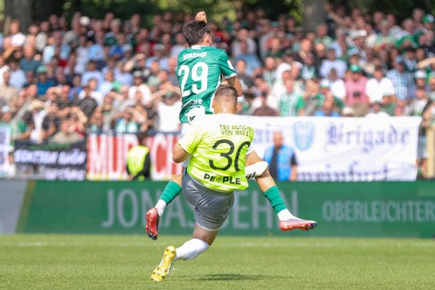 Soccer, Bavarian Regional League: FC Schweinfurt 05 vs. 1860 Munich; Goalkeeper Vitus Eicher (TSV 1860 Munich, 30) vs. Leonard Krasniqi (FC Schweinfurt 05, 29); Schweinfurt, Riedel Bau Arena at Sachs Stadio, Bavaria, Lower Franconia, Germany