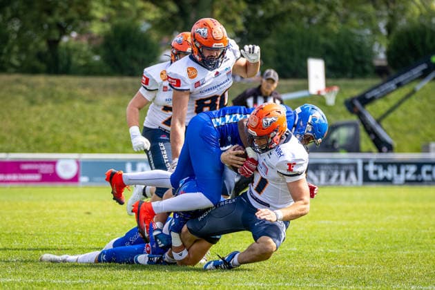 Broghean Mcgovern (ifm Razorbacks Ravensburg, 17 Quarter Back) gets tackled by Chris Lipsey (Allgäu Comets, Running Back, Defensive Back) Allgäu Comets vs ifm Razorbacks Ravensburg, American Football, German Football League, Week 13, 2026, 01.08.2026, Kempten Illerstadion Bayern Germany Copyright: xPFA SebastianxJustx
