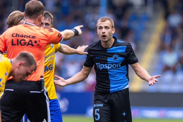 LIBEREC - TEPLICE Referee Marek Raina show red card to Petr Hodous during the 2nd round of Chance liga football match between FC Slovan Liberec and FK Teplice. Stadion U Nisy, Liberec, Czechia, August 01, 2026. Photo by Branislav Racko Copyright: xx 080A3143
