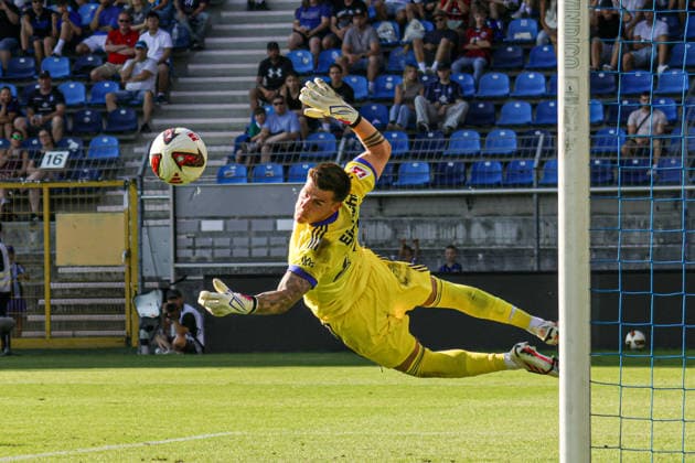 August 1, 2026, xhettx, Soccer Friendly Match, SV Waldhof Mannheim vs. Eintracht Frankfurt; from left: Michael Zetterer, SG Eintracht Frankfurt, 23, dives for the ball. DFL and DFB regulations prohibit any use of photographs as image sequences and or quasi-video.