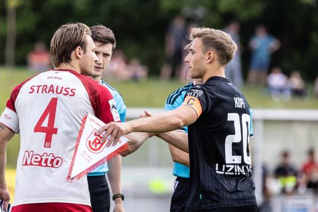 SSV Jahn Regensburg vs. SSV Ulm 1846 Soccer, Football, Friendly Match, Regensburg Training Field, August 1, 2001: Captains coin toss (from left): Felix Strauss (SSV Jahn Regensburg), 04, Alexander Kopf (SSV Ulm 1846) Soccer, 20 SSV Jahn Regensburg vs. SSV Ulm 1846 Soccer, Friendly Match, Regensburg Training Field, August 1, 2026. Photo by Lucca Fundel, Regensburg Training Field, Bavaria, Germany