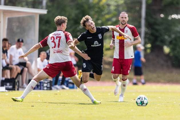 SSV Jahn Regensburg vs. SSV Ulm 1846 Soccer, Football, Friendly Match, Regensburg Training Field 01 08 26 (from left) Leopold Wurm (SSV Jahn Regensburg), 37, Benjamin Goller (SSV Ulm 1846) Soccer, 07 SSV Jahn Regensburg vs. SSV Ulm 1846 Soccer, Football, Friendly Match, Regensburg Training Ground, August 26, 2001 Photo by Lucca Fundel, Regensburg Training Ground, Bavaria, Germany