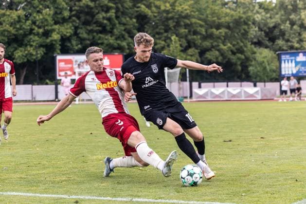 SSV Jahn Regensburg vs. SSV Ulm 1846 Soccer, Football, Friendly Match, Regensburg Training Field, August 1, 2026, from left: Erik Majetschak (SSV Jahn Regensburg), 13, Steffen Meuer SSV Ulm 1846 Soccer, 18 SSV Jahn Regensburg vs. SSV Ulm 1846 Soccer, Friendly Match, Regensburg Training Ground, August 1, 2026 Photo by Lucca Fundel Regensburg Training Ground, Bavaria, Germany